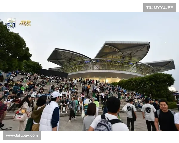 网球赛事观众热情高涨 掀起全场狂热氛围 打破常规的观赛体验